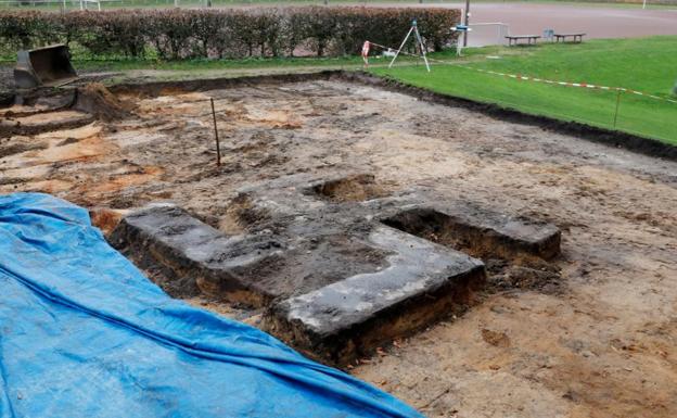 Hallan una cruz gamada de cuatro metros al excavar en un estadio alemán