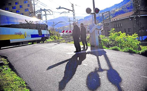 Un fallo deja más de una hora sin barreras un paso a nivel de Zorroza