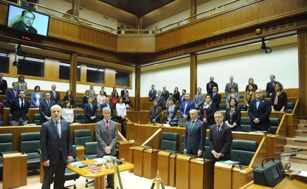 El Parlamento vasco recuerda a Santi Brouard