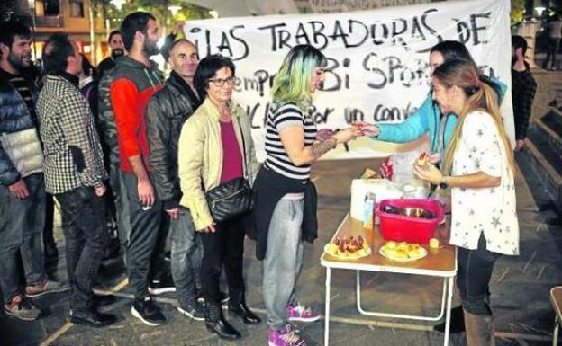 La huelga en los polideportivos de Erandio se enquista y amenaza con una fuga de abonados