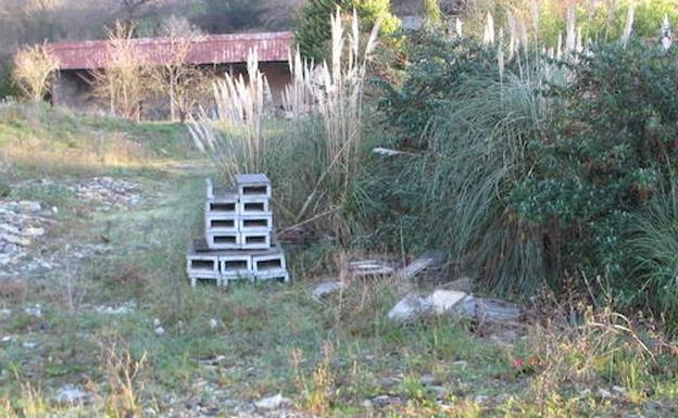 El Ayuntamiento da dos meses a una empresa para desmantelar un vertedero ilegal en Finaga