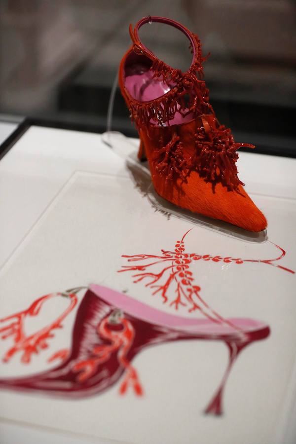 Manolo Blahnik, el creador español que conquistó el mundo por los pies, expone sus 'manolos'