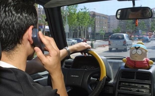 Las nuevas y contundentes multas que prepara la DGT por si usas el móvil al volante