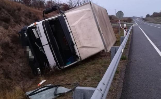 Fallece un camionero tras sufrir un desvanecimiento y salirse de la calzada en Ribera Alta