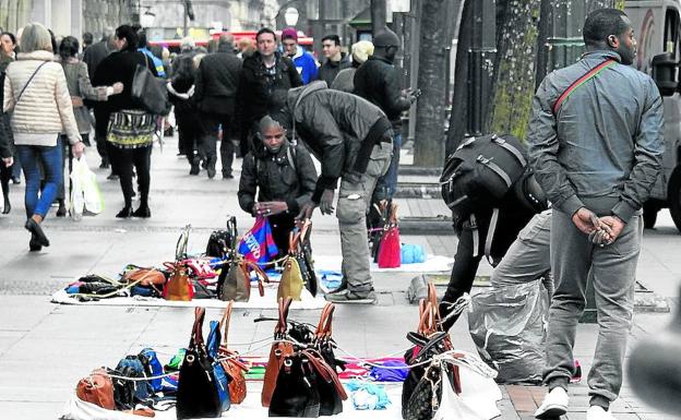 «Los pinchos morunos que se venden sin control en las fiestas están caducados»