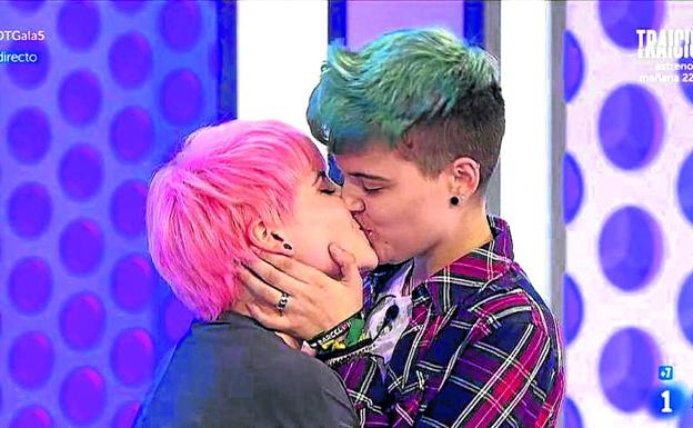 El beso televisivo del año