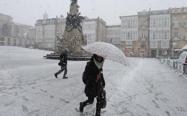 Vitoria resiste la primera nevada de un fin de semana gélido