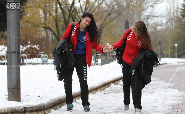 La nieve helada provoca caídas y dificultades en las calles de Vitoria