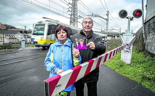 Zorroza se moviliza contra los pasos a nivel un año después de la muerte de dos vecinas