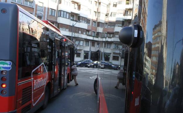 Los 'bilbobuses' instalarán un sensor en los ángulos muertos para evitar atropellos