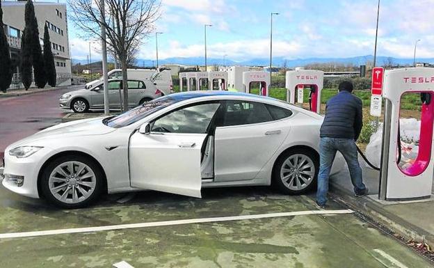 Álava ya surte a los lujosos Tesla con el primer supercargador eléctrico de Euskadi