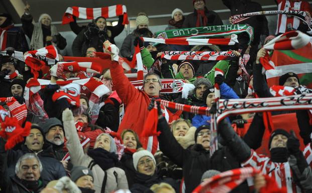 Los 197 aficionados del Athletic atrapados en Cracovia esperan volar a Bilbao a las tres de la tarde