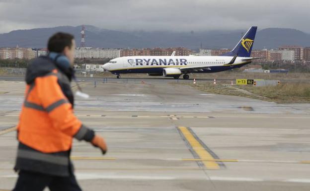 Dos de los seis chárters que debían aterrizar en Foronda el domingo no pudieron hacerlo por el temporal