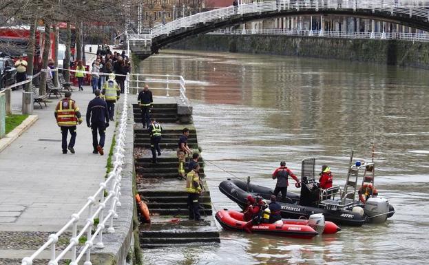 Suspendida la búsqueda del hombre que cayó a la ría de Bilbao