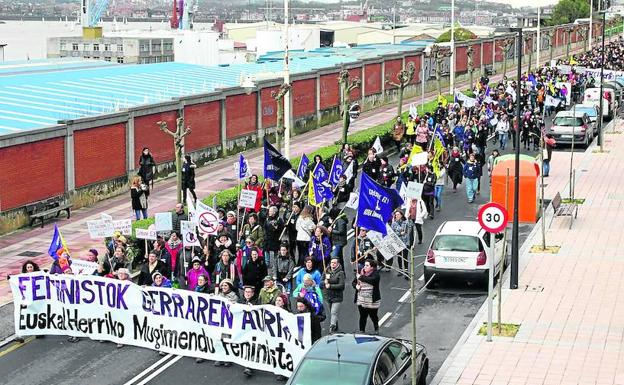 Una marcha de mujeres denuncia el «muro de la vergüenza» del Puerto y el tráfico de armas