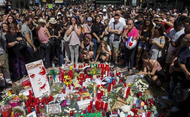 Los terroristas de Barcelona en un vídeo en la Torre Eiffel: «Españoles, vais a sufrir»