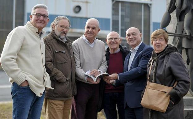 Los despedidos de Bandas se reconcilian con la fábrica medio siglo después de la huelga