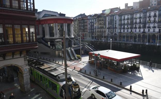 La terraza del mercado de La Ribera tendrá que desaparecer o ser modificada para ajustarla a la normativa