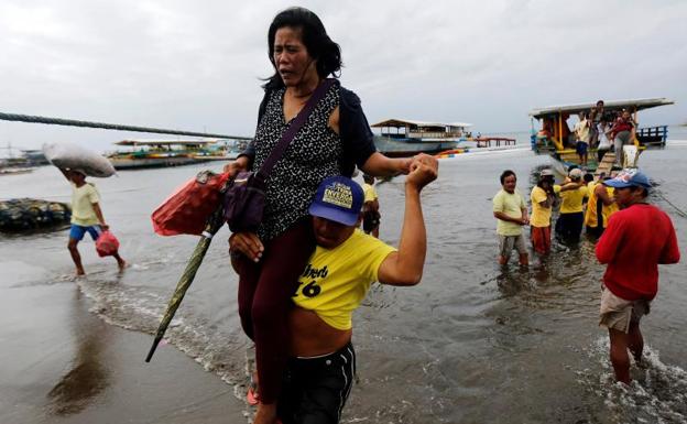 Cuatro muertos en Filipinas al volcar un barco con 251 personas a bordo