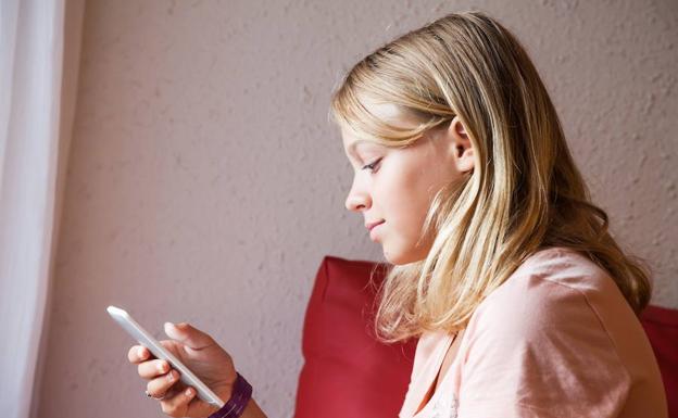 La Audiencia de Pontevedra avala que un padre revise con su hija menor de edad sus conversaciones de WhatsApp
