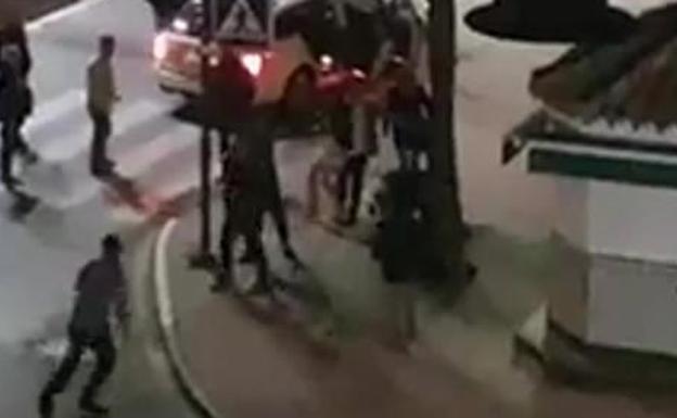 «Te voy a reventar la cabeza»: un choque leve en Nochebuena entre un taxi y un turismo termina en pelea en Estepona