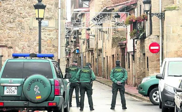 Los 'okupas' de La Puebla de Arganzón: «Por 1.500 euros nos vamos de tu casa»