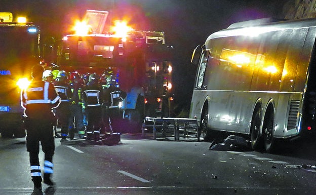 Un motorista y el conductor de un autobús mueren por una colisión frontal en Gipuzkoa