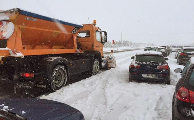 La DGT reabre la AP-6 tras cortarla por la nevada