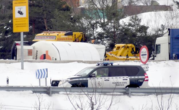 Cortada la AP-6 por el accidente de un camión con gas propano