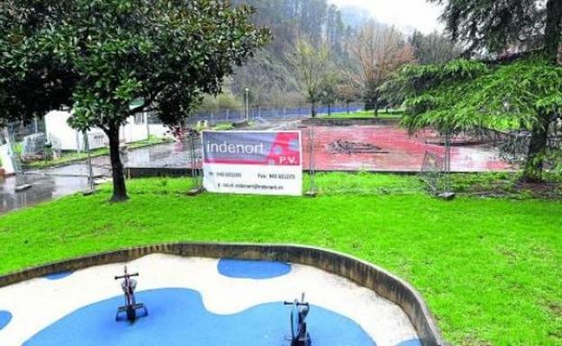 Vecinos denuncian molestias por el retraso de las obras en un parque infantil de Arrigorriaga