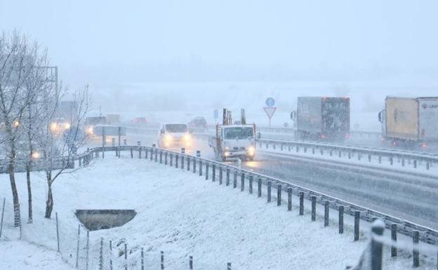 Precaución y restricciones por nieve en la red alavesa de carreteras