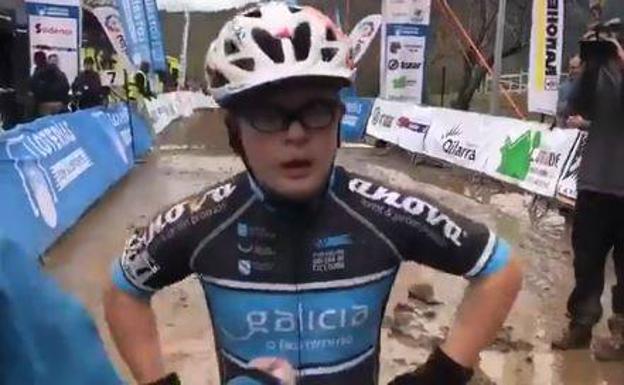 Agotado, con la bici al hombro y feliz... la hazaña de un joven atleta con síndrome de Down