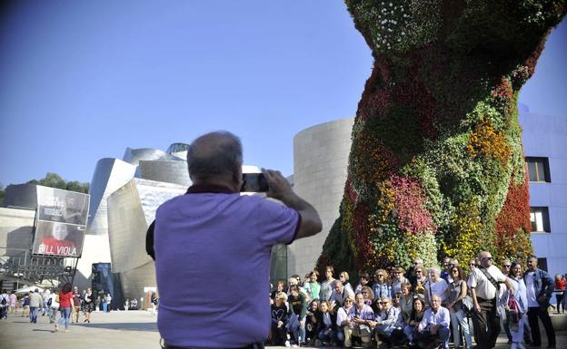 El número de turistas que visitan Euskadi aumenta y se reparte a lo largo del año