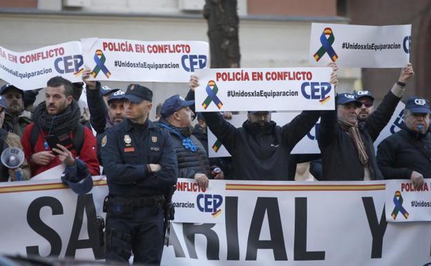 Interior ofrece a policías y guardias civiles una equiparación «total» de 1.500 millones en tres años