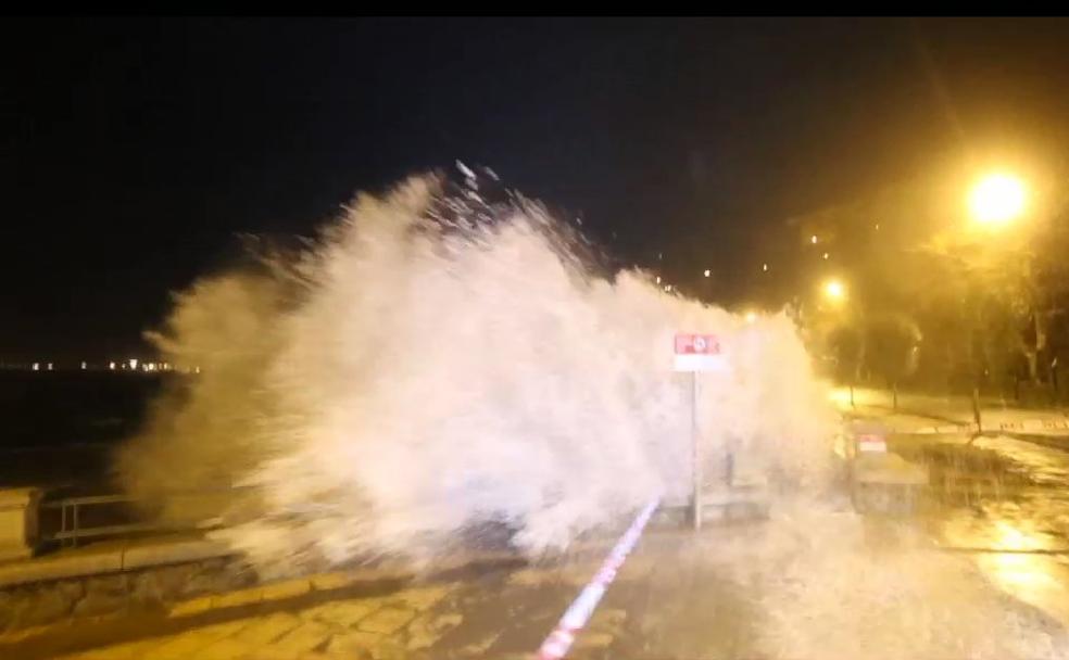 Las grandes olas siguen golpeando la costa vizcaína