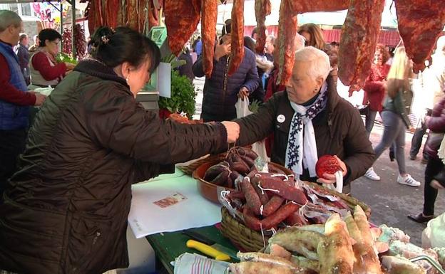 Eguraldi onak jende ugari erakarri zuen atzo San Antontxuko Azokara