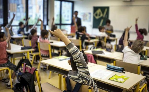 Profesores, familias y alumnos llevan sus propuestas sobre educación al Parlamento