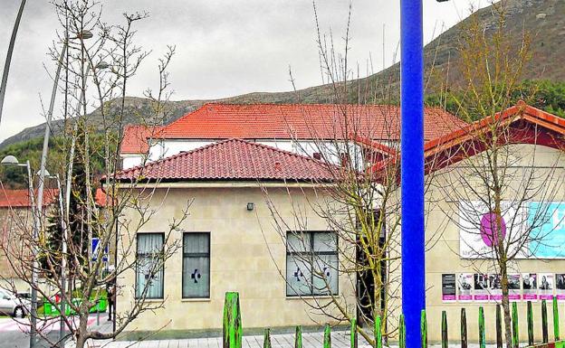 Kuartango y Ribera Alta se movilizan para no perder a su joven médico con la reincorporación del anterior