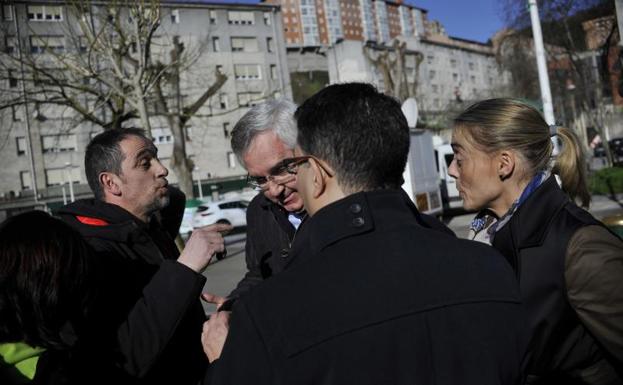 Los vecinos de Otxarkoaga reprochan a «todos los políticos» el olvido del barrio