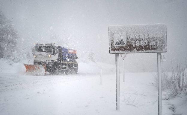 La nieve provoca un accidente con dos heridos en el puerto de Herrera