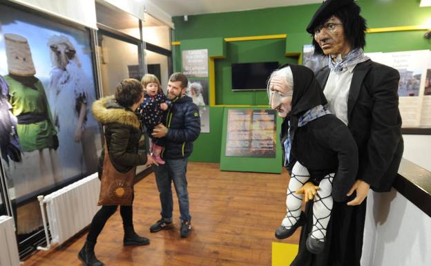 Los carnavales rurales de Álava toman el Palacio de Lazarraga en Zalduondo