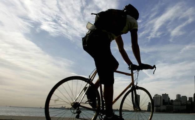 Seis ciclistas heridos por caídas y uno atropellado en las carreteras vizcaínas