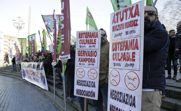 Concentración ante Urkullu en Bilbao para denunciar los «graves» problemas de la Ertzaintza