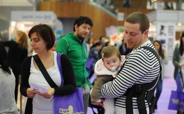 El número de permisos de maternidad y paternidad se iguala, pero no el tiempo de baja