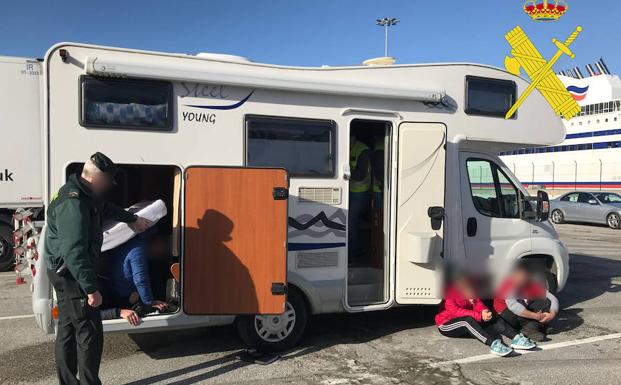 La Guardia Civil detiene en el Puerto de Bilbao a dos personas por intentar colar a cuatro albaneses en el ferry