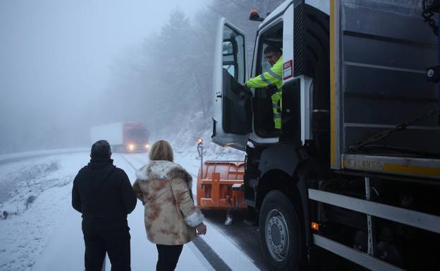 La nieve dificulta la circulación en las carreteras vascas