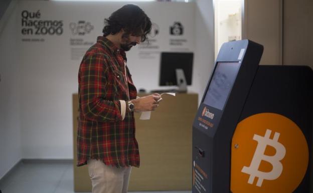 Así se compran bitcoins en el cajero