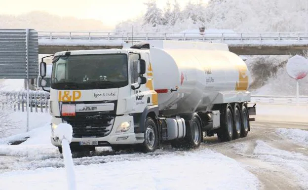 La nieve interrumpe el tránsito de camiones entre Álava y Burgos