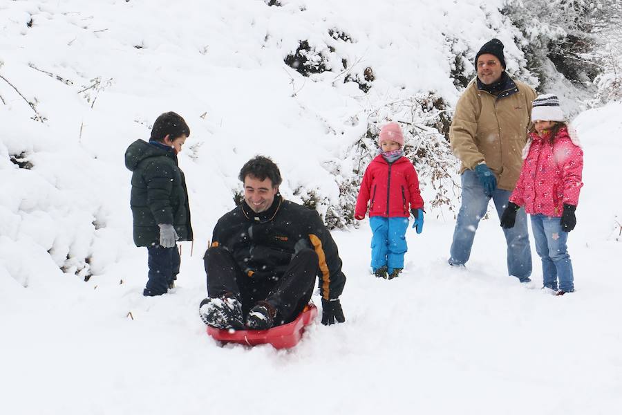 Diversión e inconvenientes. La nieve en Álava no siempre cae a gusto de todos