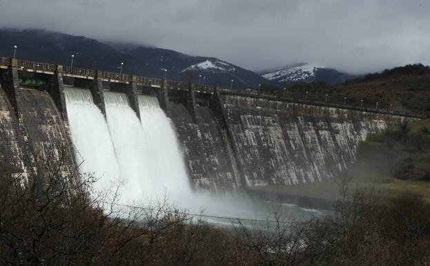 Aumenta el caudal de desembalse en Ullibarri ante la previsión de nuevas nevadas